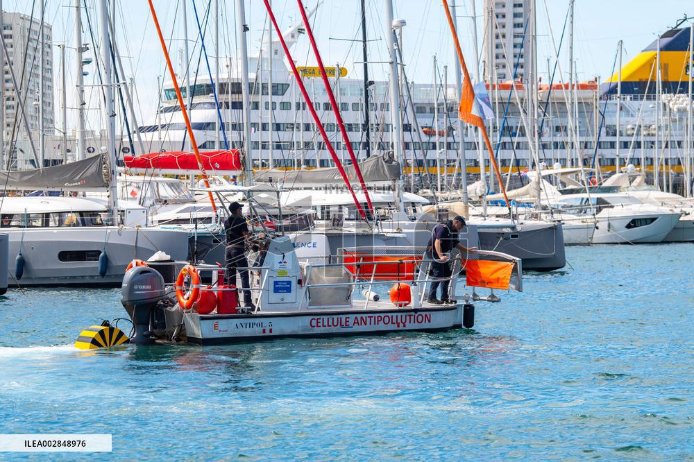 Military Divers Remove Waste From The Port - Toulon