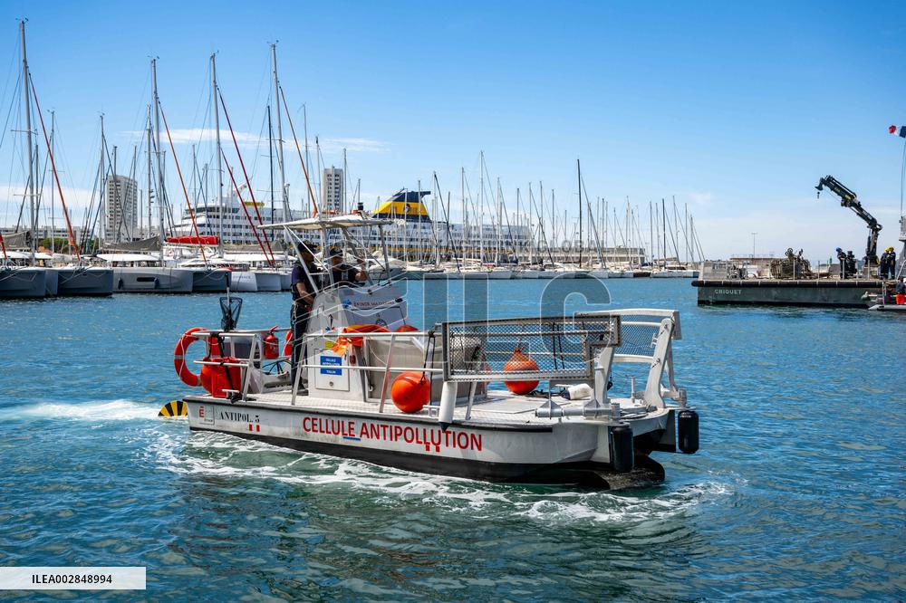Military Divers Remove Waste From The Port - Toulon