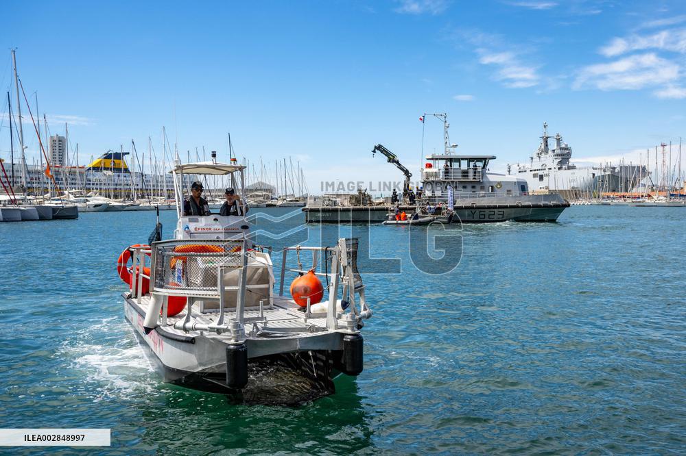 Military Divers Remove Waste From The Port - Toulon