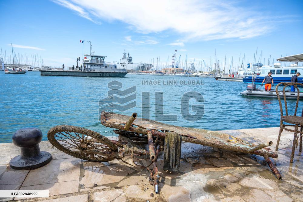 Military Divers Remove Waste From The Port - Toulon
