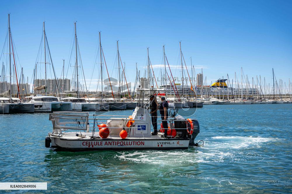Military Divers Remove Waste From The Port - Toulon