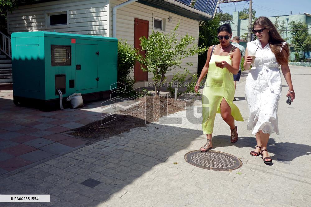 Generators power Odesa seaside cafe and restaurants during blackouts