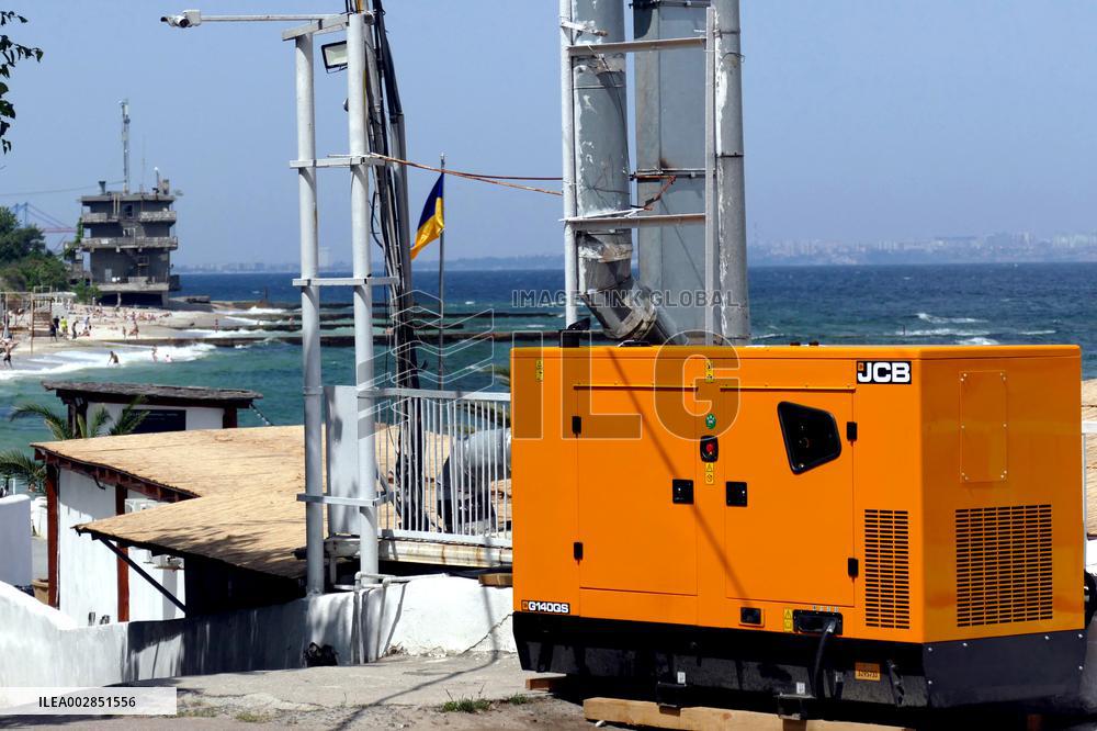 Generators power Odesa seaside cafe and restaurants during blackouts