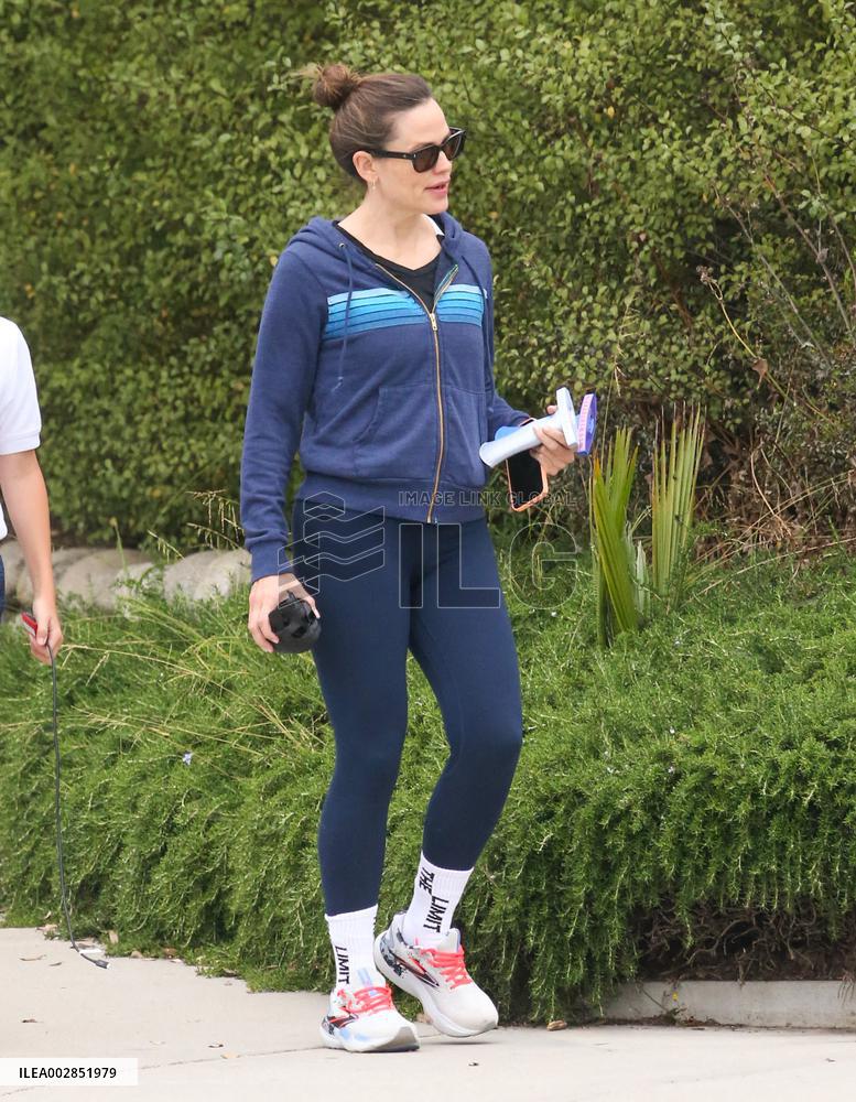 Ben Affleck And Jennifer Garner Reunite On Their Son Samuel's Last Day Of School - LA