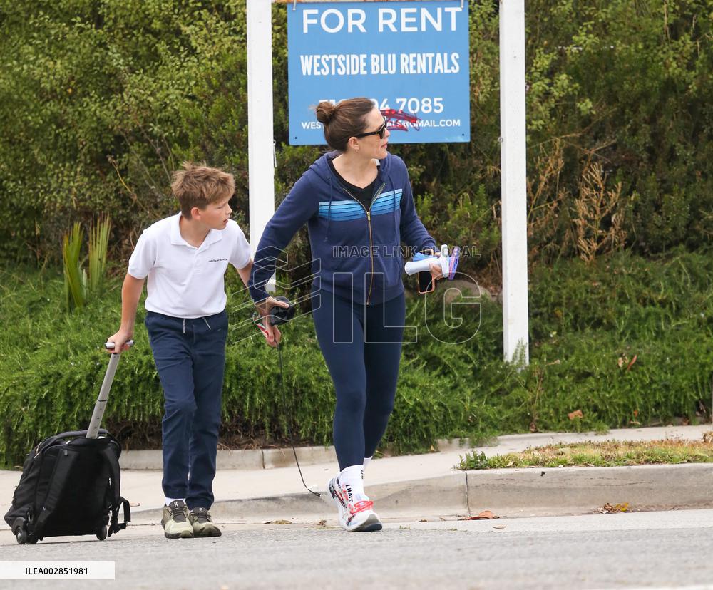 Ben Affleck And Jennifer Garner Reunite On Their Son Samuel's Last Day Of School - LA