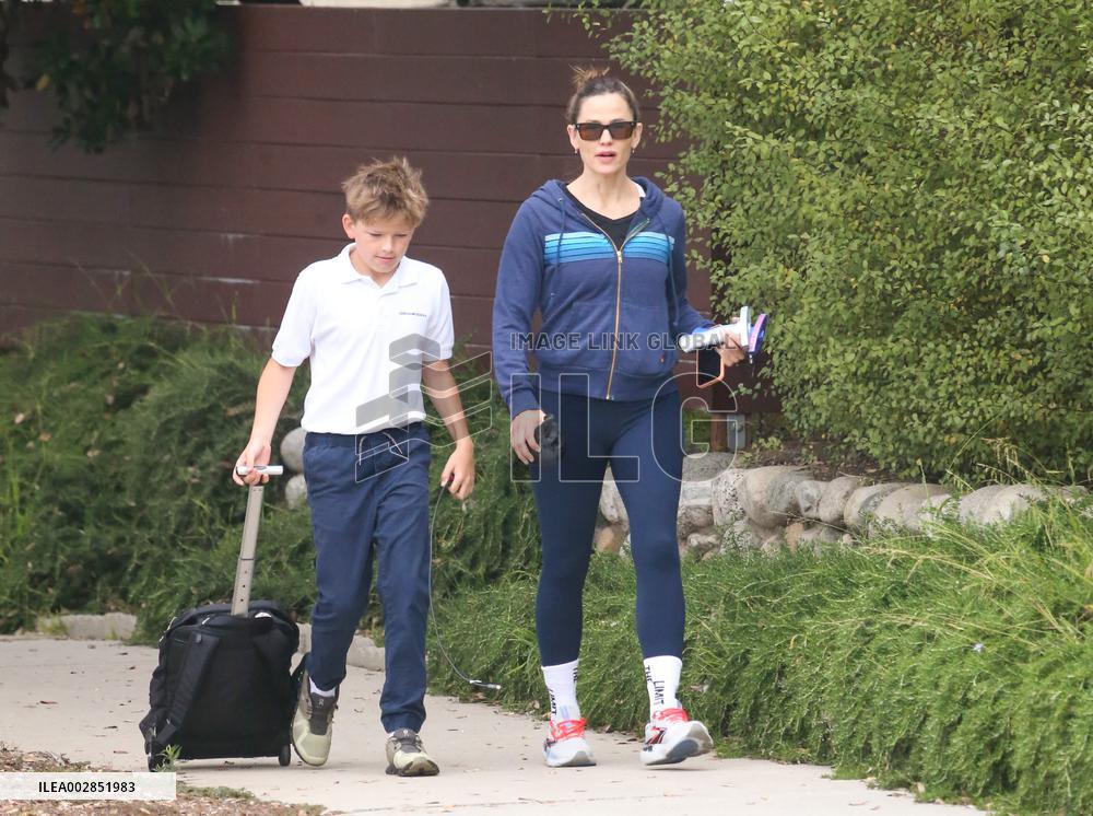 Ben Affleck And Jennifer Garner Reunite On Their Son Samuel's Last Day Of School - LA