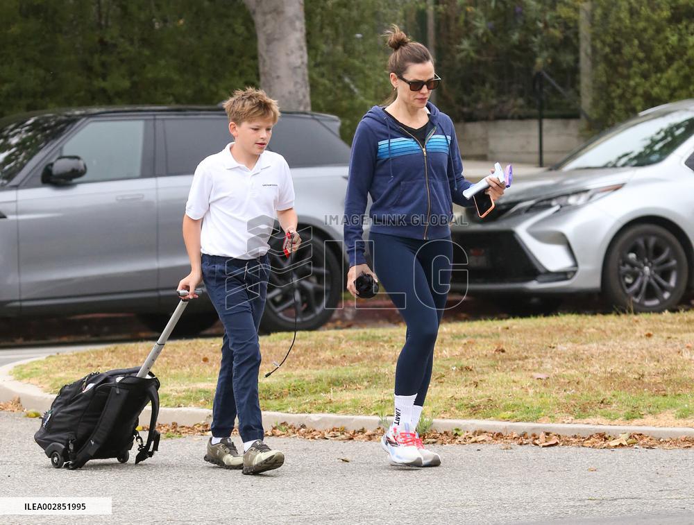 Ben Affleck And Jennifer Garner Reunite On Their Son Samuel's Last Day Of School - LA