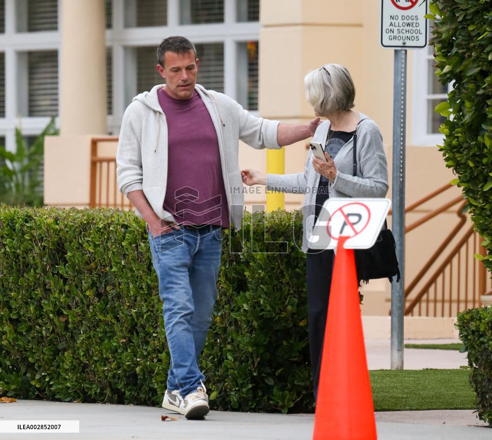 Ben Affleck And Jennifer Garner Reunite On Their Son Samuel's Last Day Of School - LA
