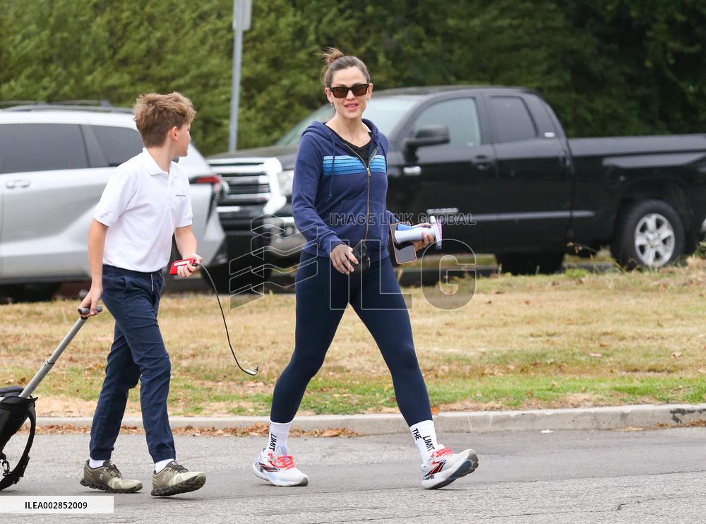 Ben Affleck And Jennifer Garner Reunite On Their Son Samuel's Last Day Of School - LA