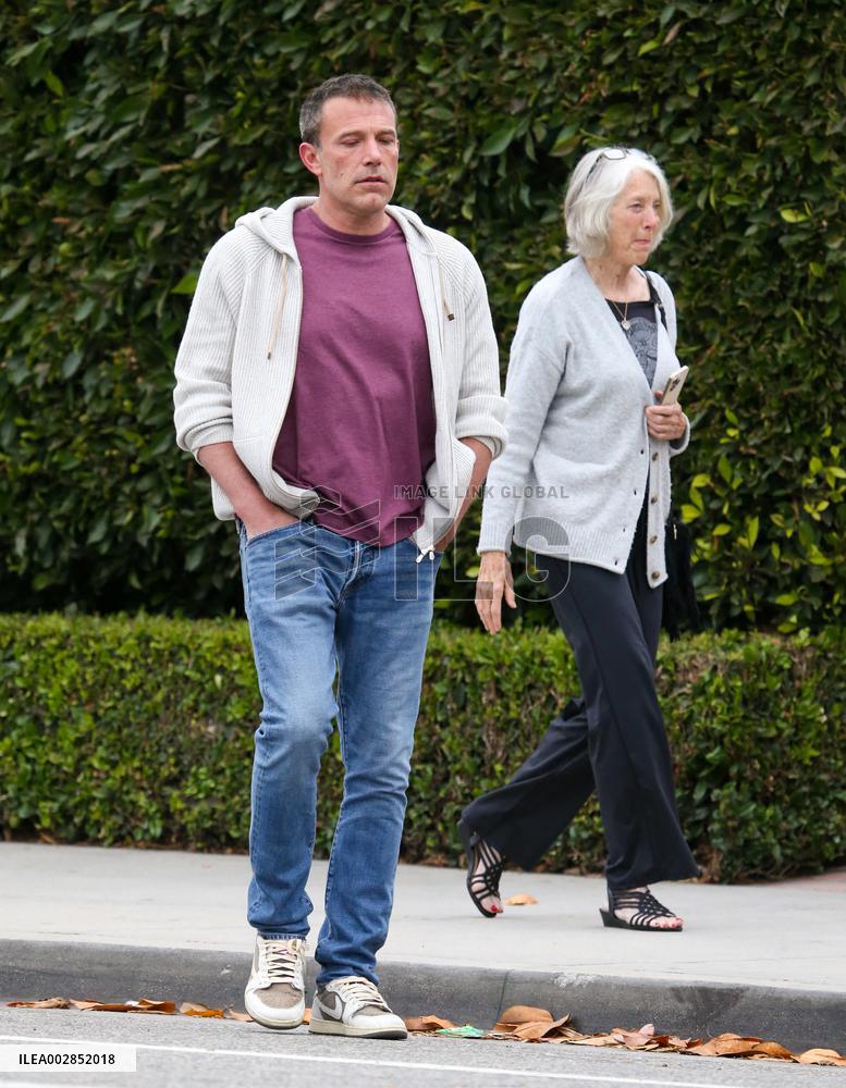 Ben Affleck And Jennifer Garner Reunite On Their Son Samuel's Last Day Of School - LA