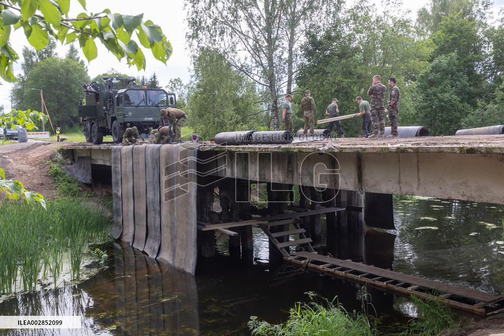 Preparing a bridge for demolition by explosives