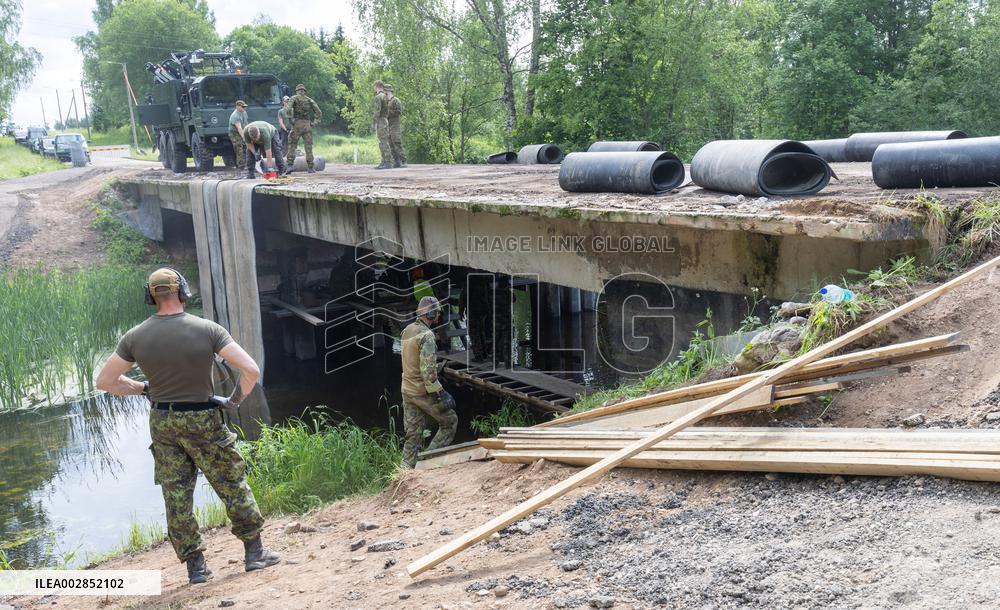Preparing a bridge for demolition by explosives