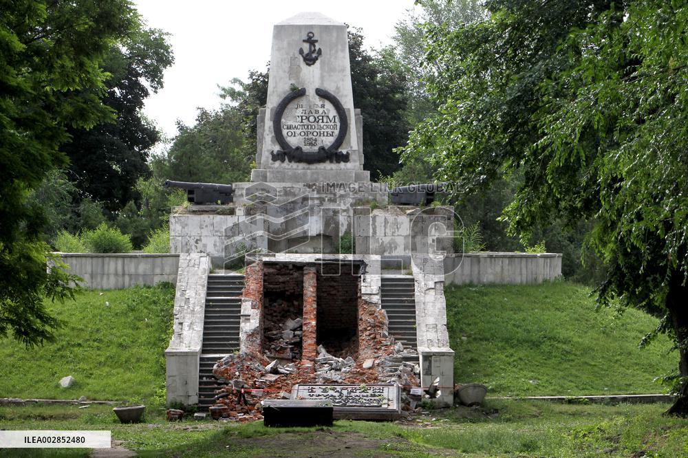 Dismantling Siege of Sevastopol monument in Dnipro