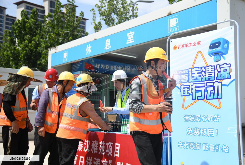 CHINA-SHAANXI-XI'AN-OUTDOOR WORKERS-HEAT (CN)