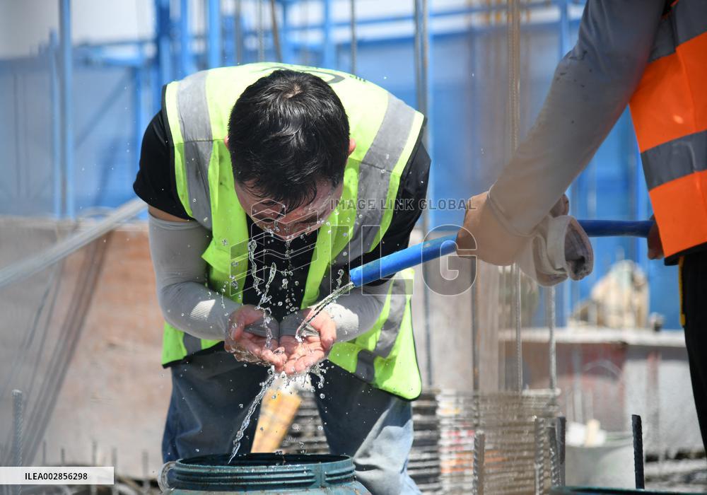 CHINA-SHAANXI-XI'AN-OUTDOOR WORKERS-HEAT (CN)