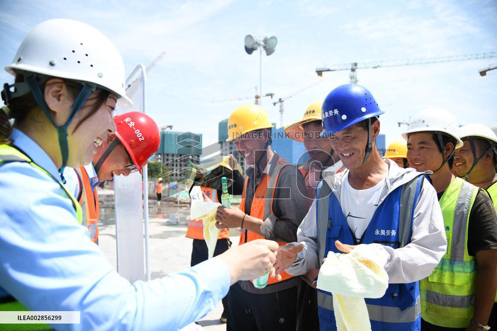 CHINA-SHAANXI-XI'AN-OUTDOOR WORKERS-HEAT (CN)