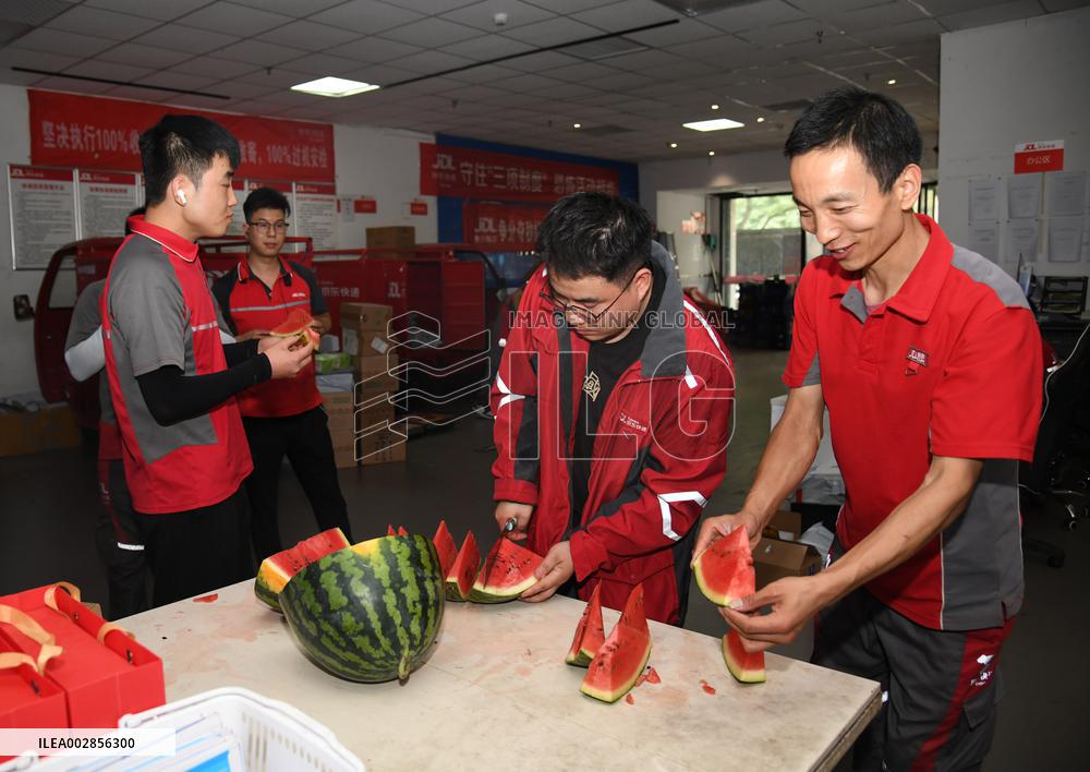 CHINA-SHAANXI-XI'AN-OUTDOOR WORKERS-HEAT (CN)