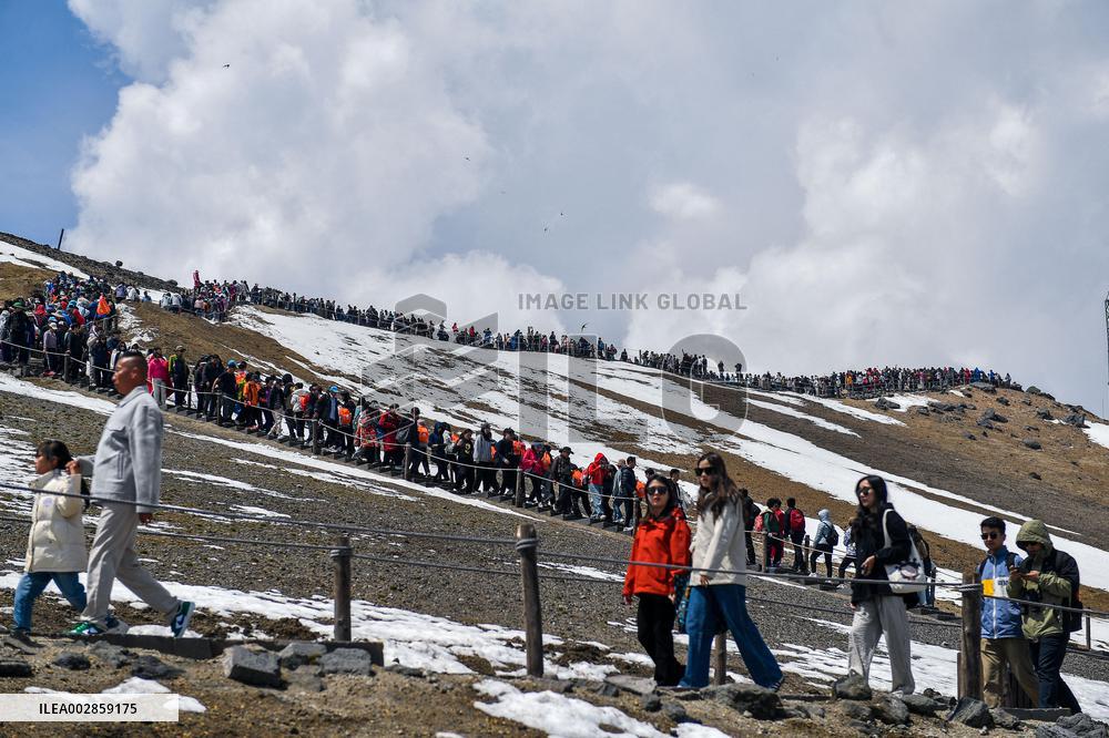Xinhua Headlines: Heatwaves scorch north China, igniting cooling economy
