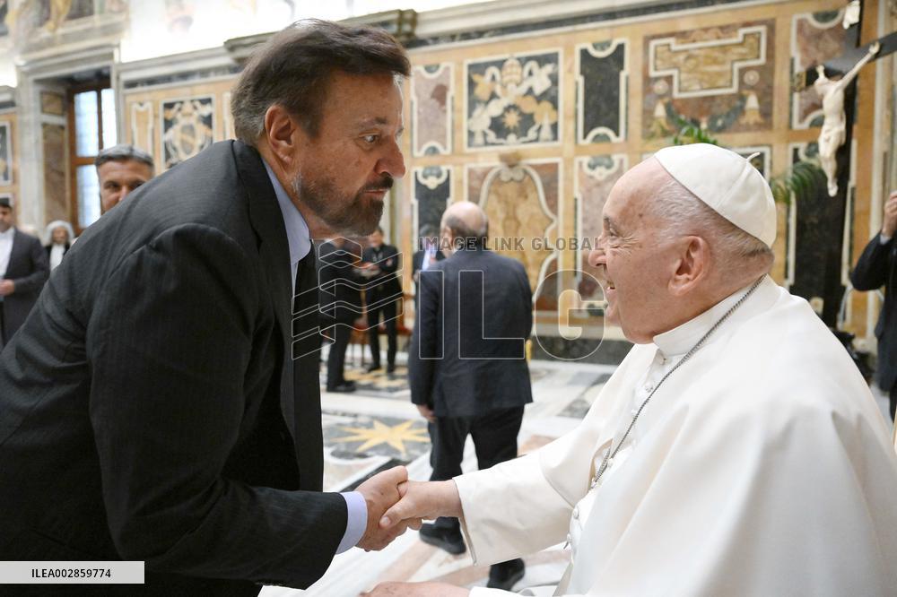 Pope Francis Meets With More Than 100 Comedians - Vatican