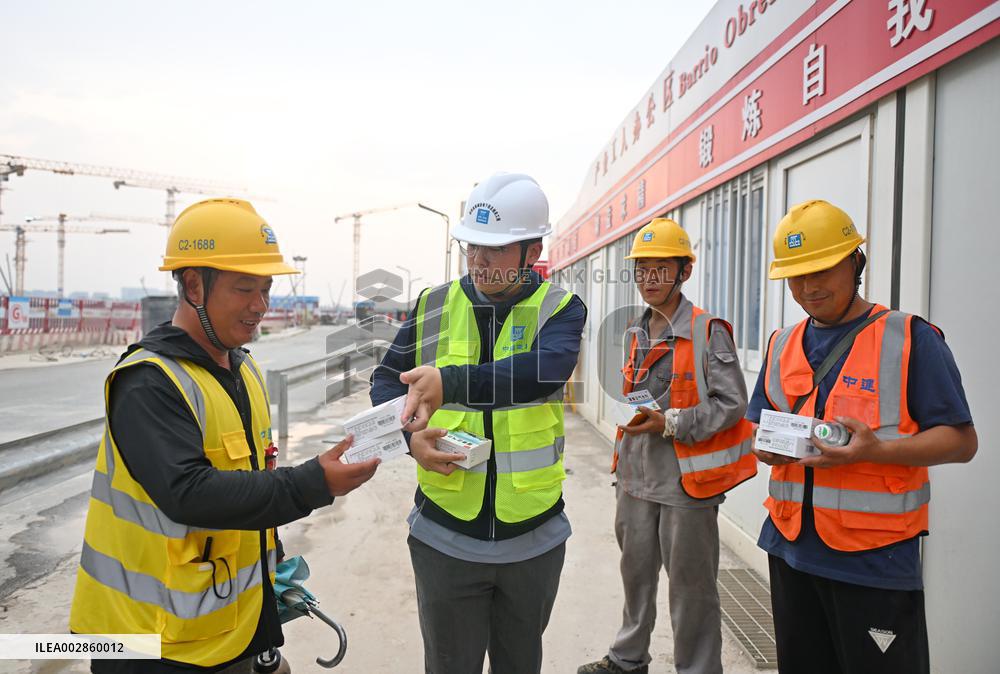 CHINA-HEBEI-XIONG'AN-OUTDOOR WORKERS-HEAT (CN)