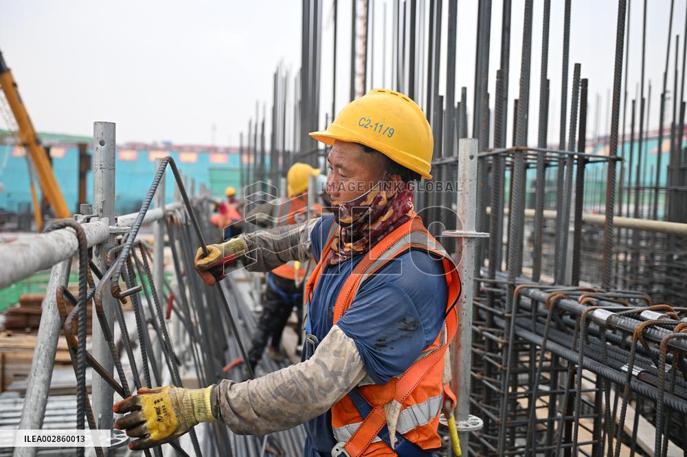 CHINA-HEBEI-XIONG'AN-OUTDOOR WORKERS-HEAT (CN)