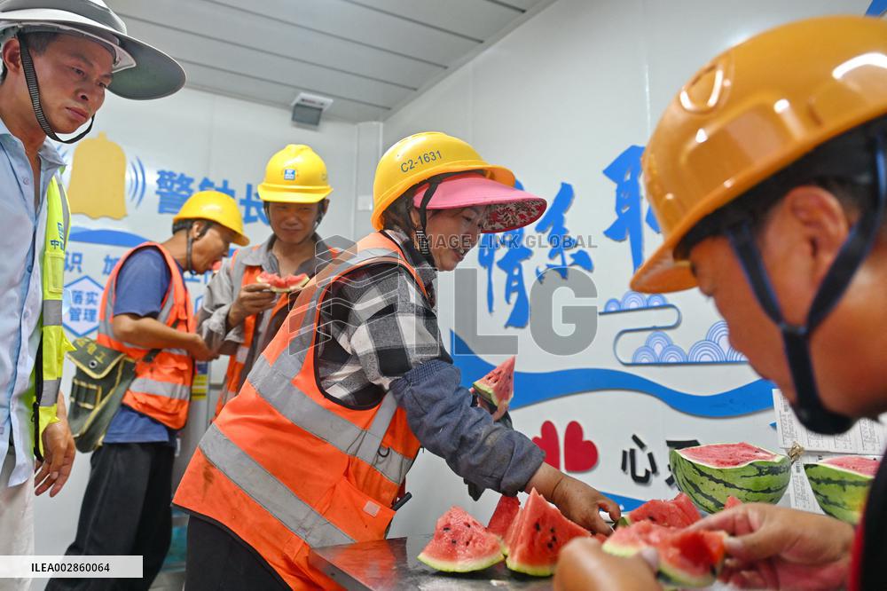 CHINA-HEBEI-XIONG'AN-OUTDOOR WORKERS-HEAT (CN)