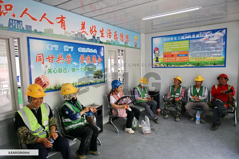 CHINA-HEBEI-XIONG'AN-OUTDOOR WORKERS-HEAT (CN)