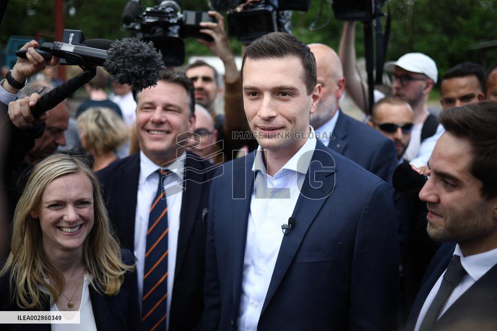 Jordan Bardella On Visit In A Farm - Chuelles