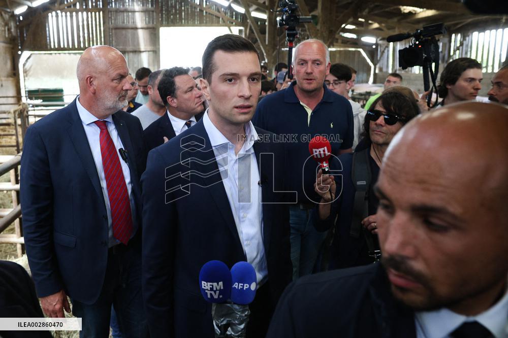 Jordan Bardella On Visit In A Farm - Chuelles
