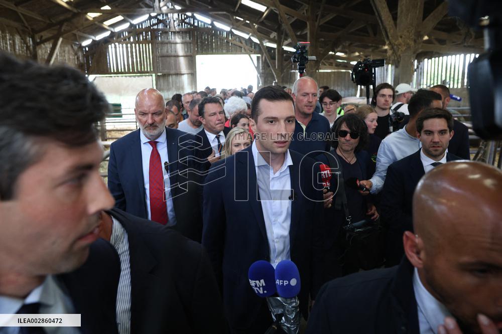 Jordan Bardella On Visit In A Farm - Chuelles