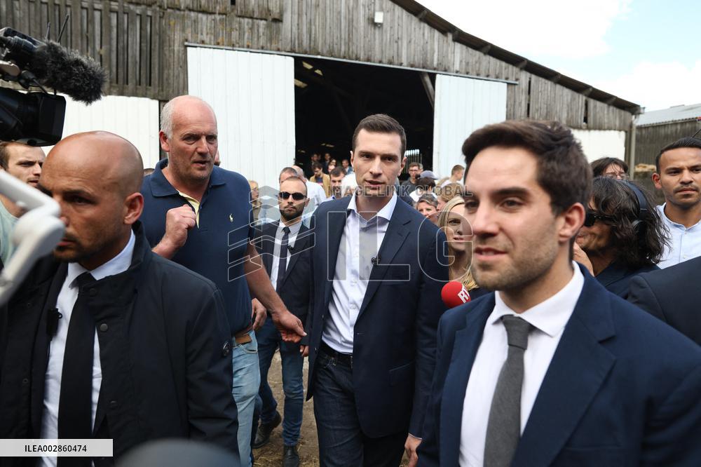 Jordan Bardella On Visit In A Farm - Chuelles