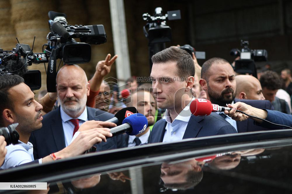 Jordan Bardella On Visit In A Farm - Chuelles