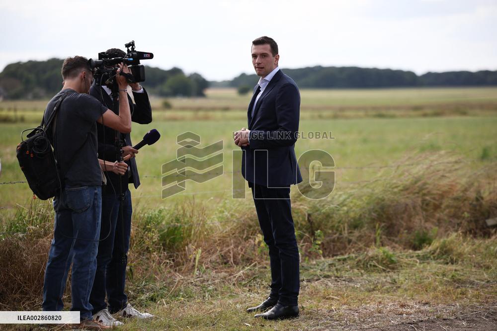 Jordan Bardella On Visit In A Farm - Chuelles
