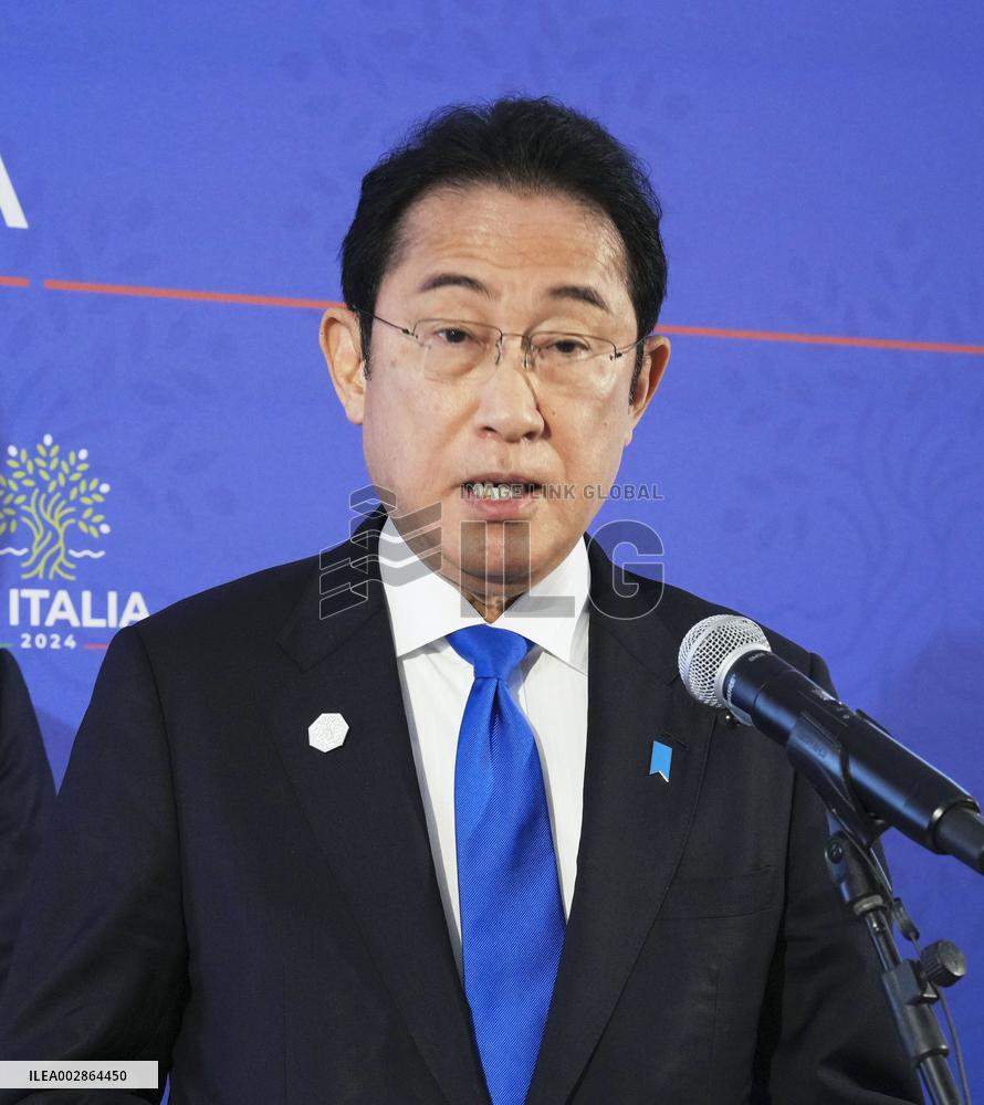 Japan PM meets press in Italy