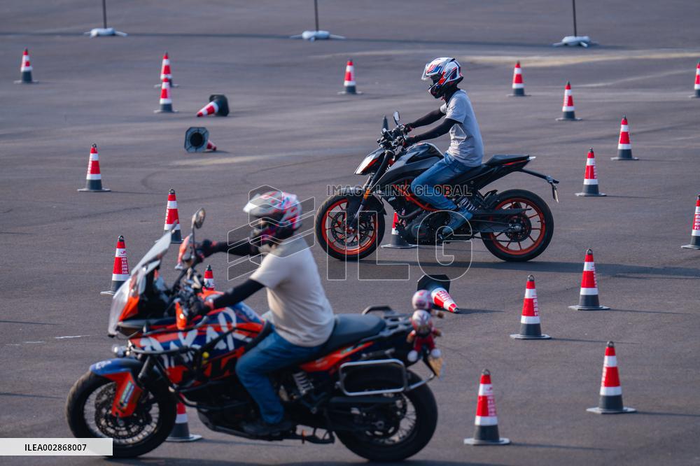 SLOW TAMPING CENTURY Opens in Chongqing