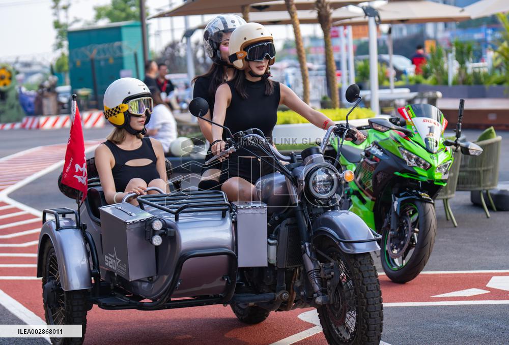 SLOW TAMPING CENTURY Opens in Chongqing