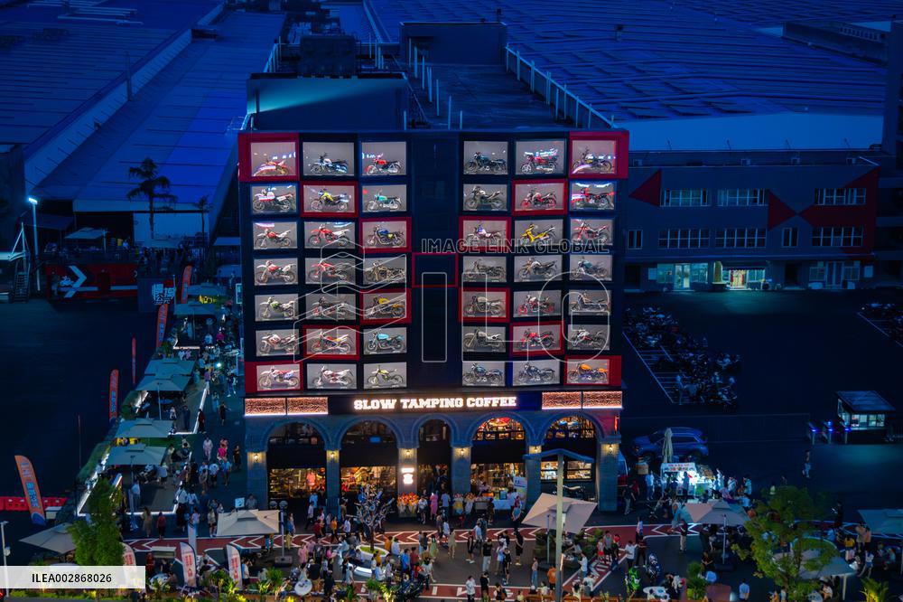 SLOW TAMPING CENTURY Opens in Chongqing