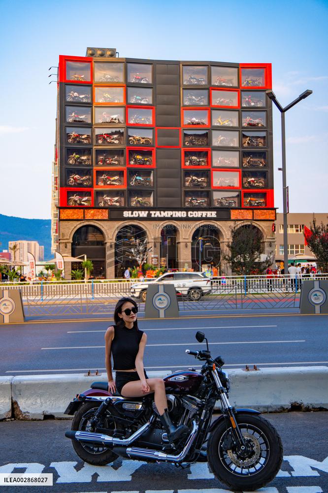 SLOW TAMPING CENTURY Opens in Chongqing