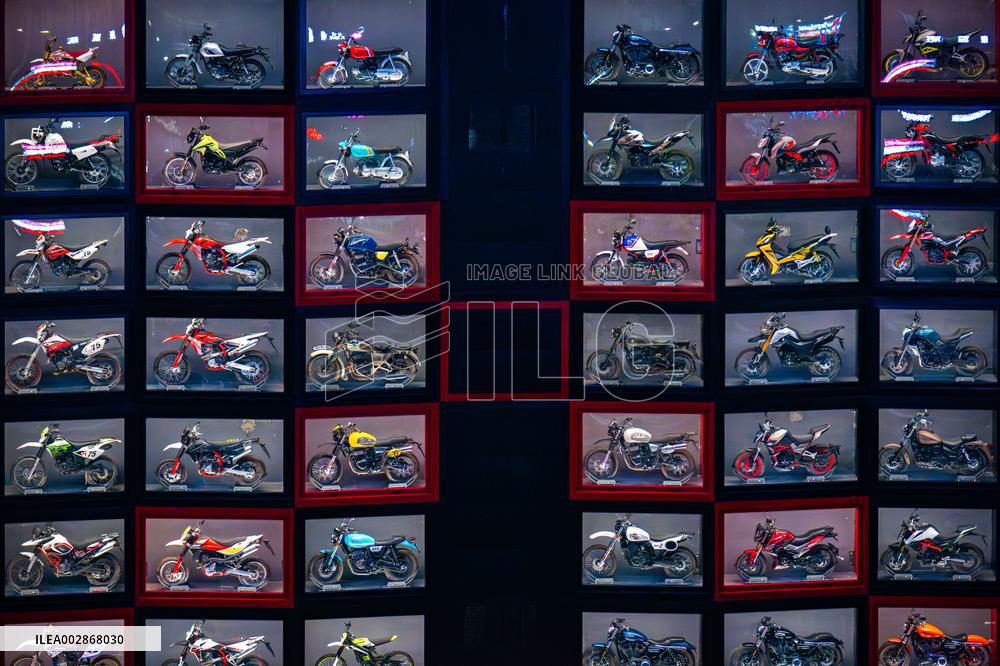 SLOW TAMPING CENTURY Opens in Chongqing