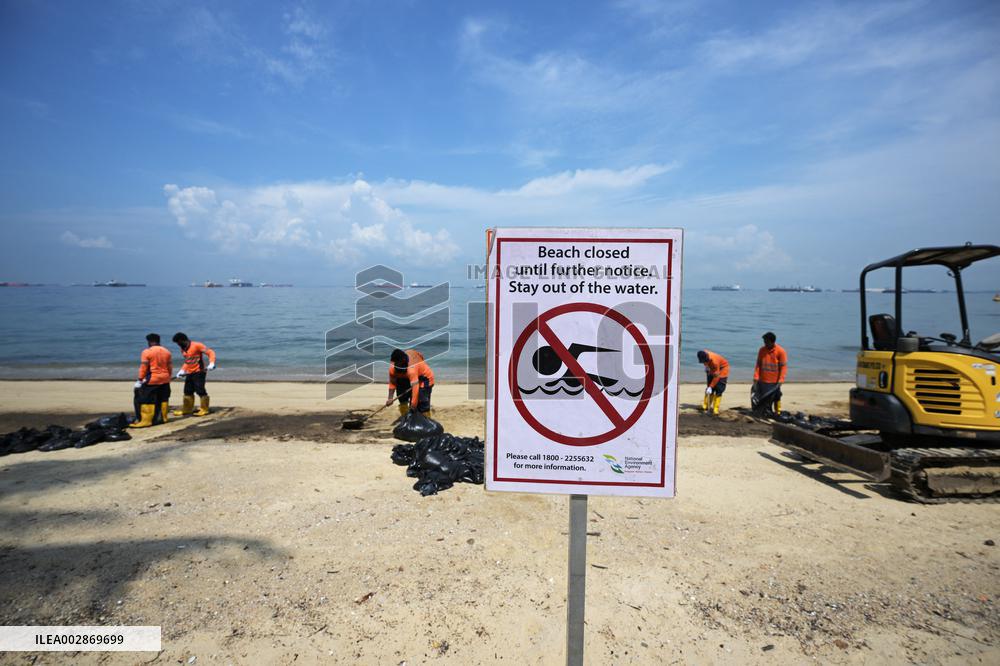 (FOCUS) SINGAPORE-OIL LEAKAGE-CLEANING