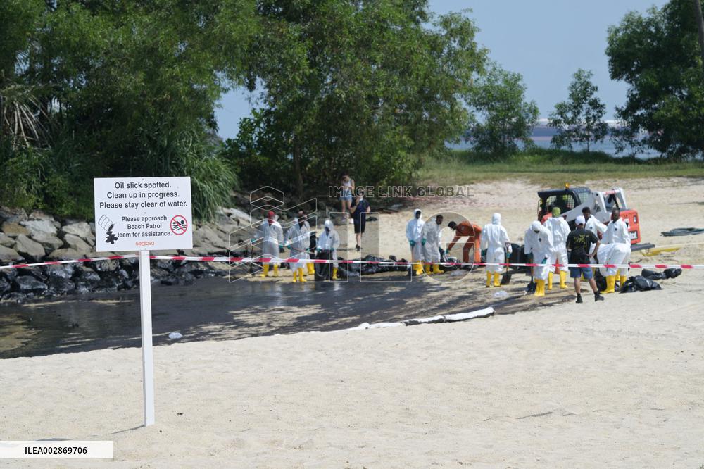 (FOCUS) SINGAPORE-OIL LEAKAGE-CLEANING