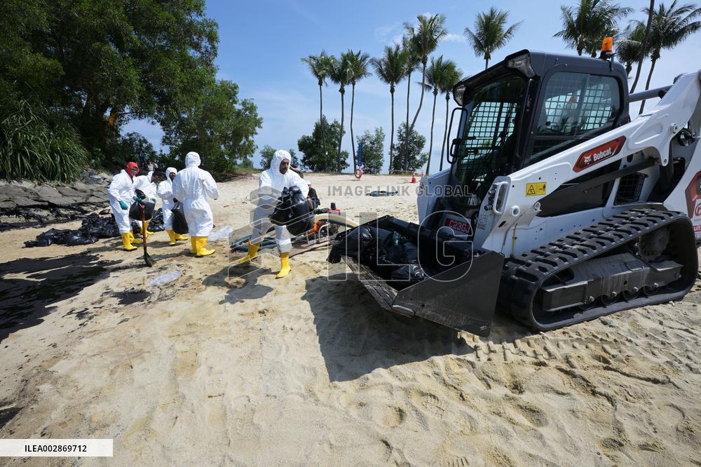 (FOCUS) SINGAPORE-OIL LEAKAGE-CLEANING
