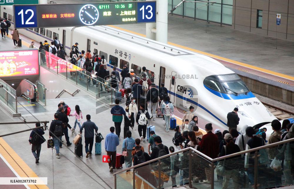 Xinhua Headlines: Chinese economy extends upward trend amid policies to prop up growth