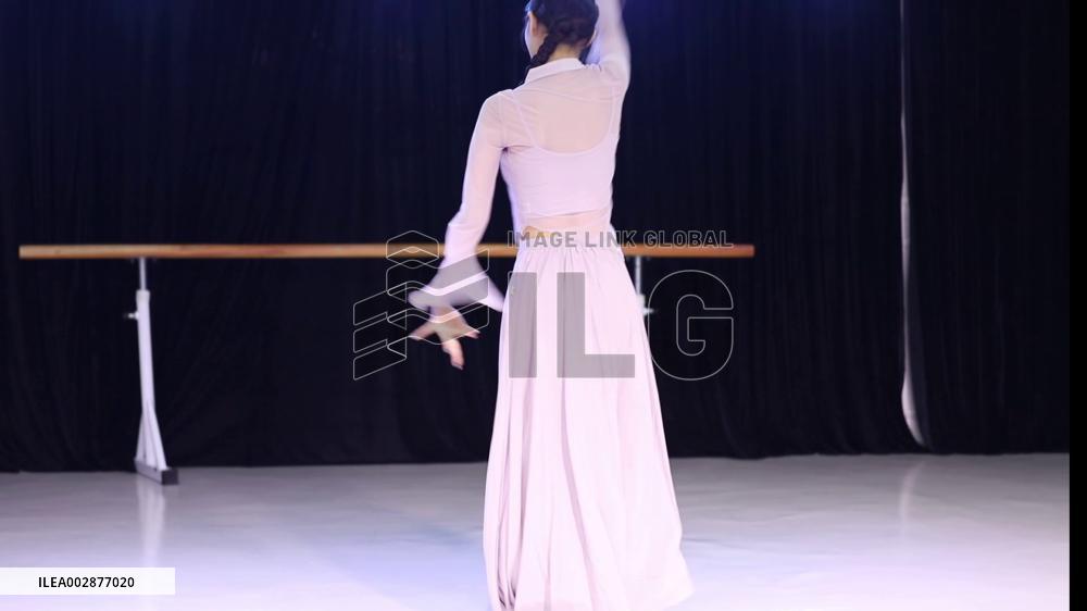 Dancer from China's Taiwan pursues dream in mainland city