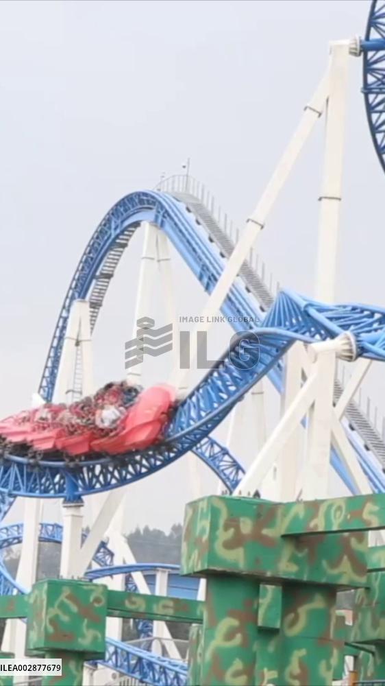Thrilling roller coaster in SW China's Chongqing