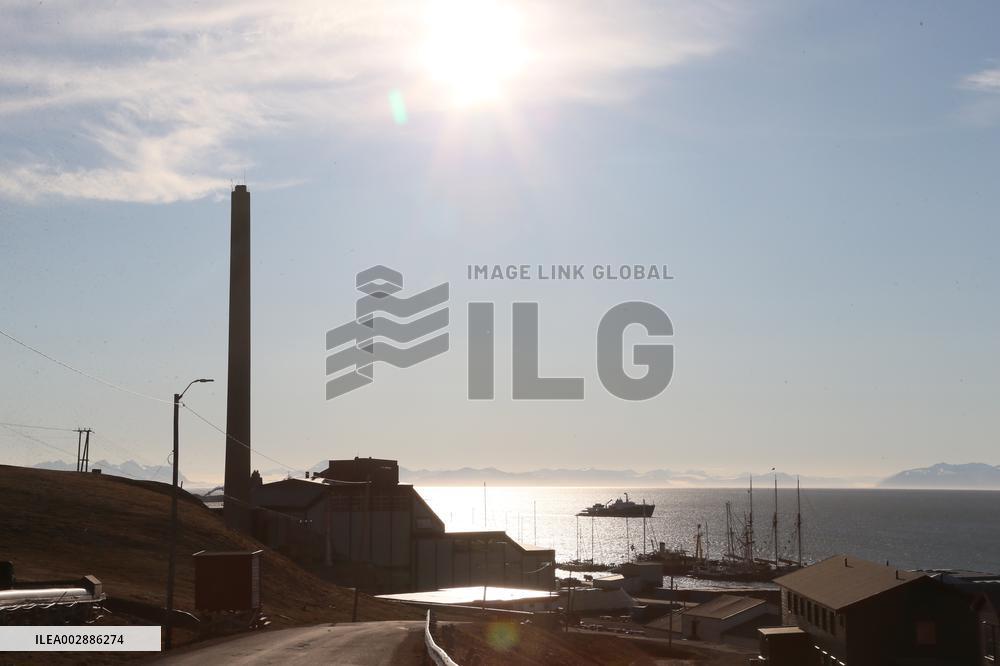 NORWAY-SVALBARD-MIDNIGHT-VIEW