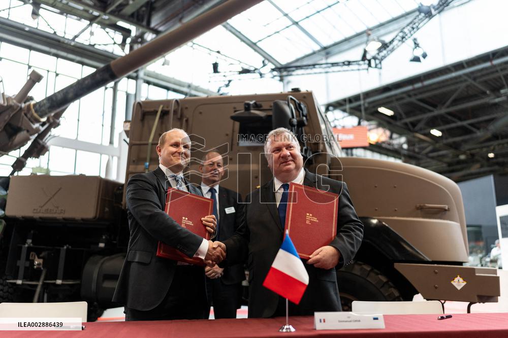 Sales Contract Between Estonie And France At Eurosatory - Paris