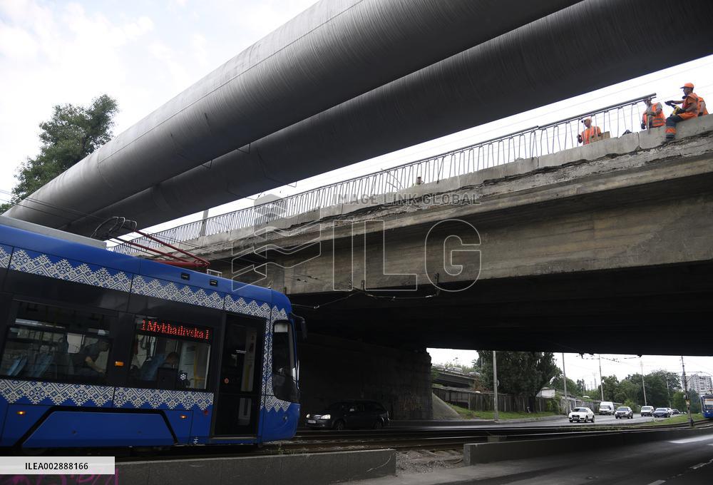 Pedestrian section of Povitroflotskyi Overpass collapses in Kyiv