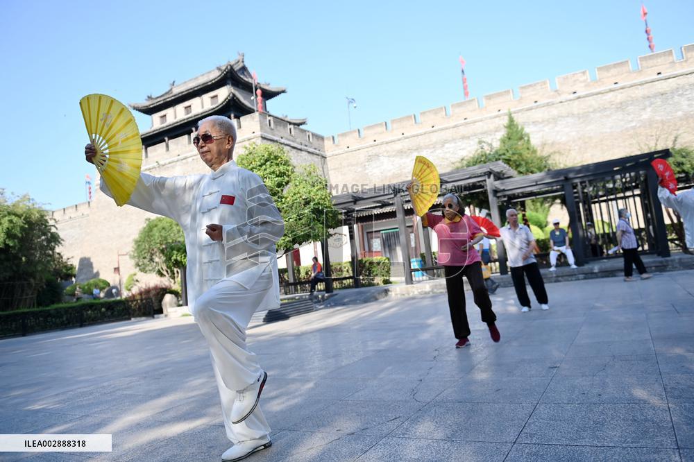 (SP)CHINA-SHAANXI-XI'AN-ANCIENT CITY WALL-DAILY LIFE