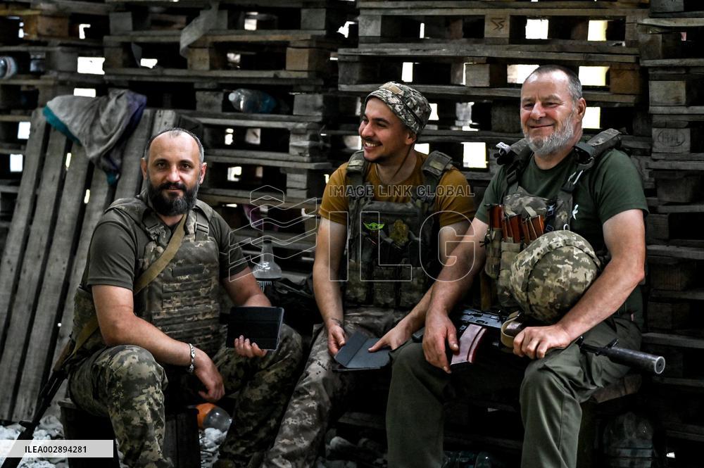 Ukrainian artillerymen in Marinka direction